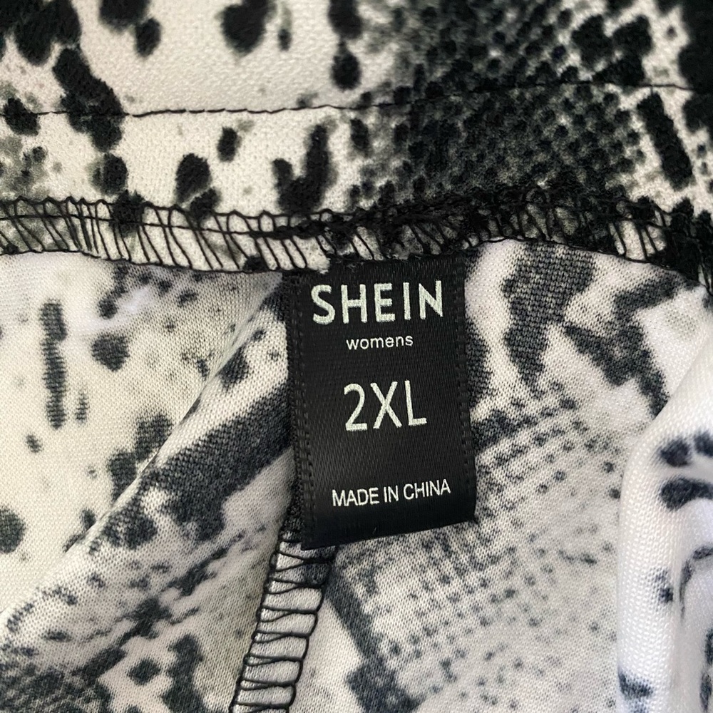 Shein Wrap Skirt Women’s 2XL Snakeskin Print Short Mini Button/Zip Closure NWOT - Picture 2 of 9